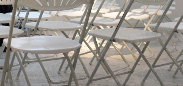 https://d1hcs5uofxldvl.cloudfront.net/chair-hire/article_additional/cloud-meetings1/cloud-meetings1-740x350.jpg - White folding chairs maximise lighting.